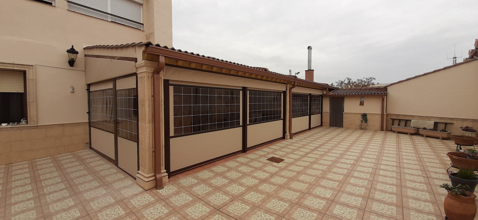Cerramiento con pérgola